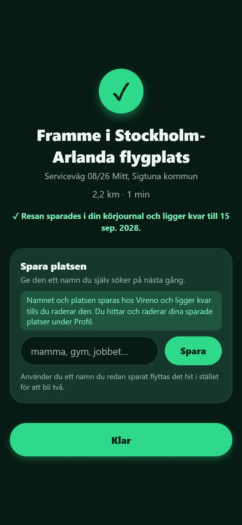Skärmbild: skärmen Framme i … med texten att resan sparades i körjournalen, rutan Spara platsen med ett namnfält, knappen Spara och knappen Klar.