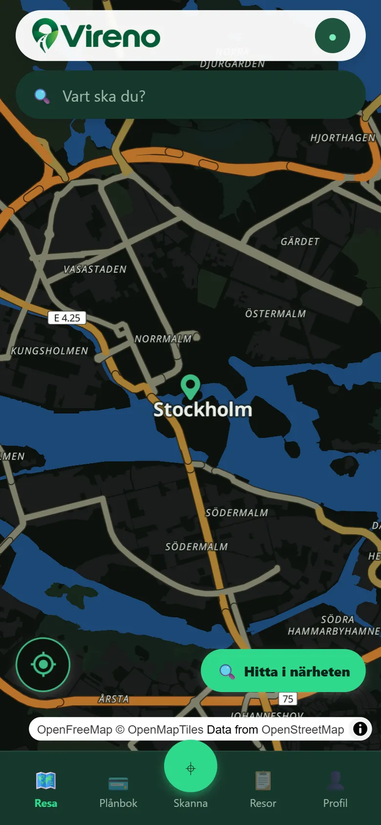 Skärmbild: samma vy i nattläge — mörk mark, mörkblått vatten och ljusa vägar som framträder mot bakgrunden.
