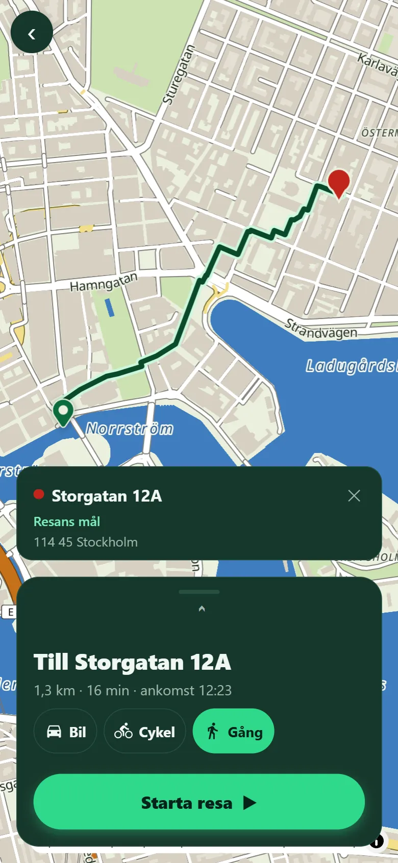 Skärmbild: kartan med rutten till en röd nål och ett litet kort ovanför arket med texten Storgatan 12A, Resans mål, 114 45 Stockholm.