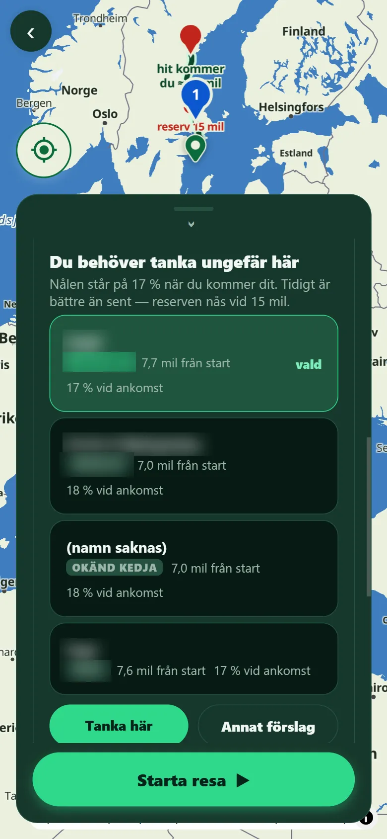 Skärmbild: kortet Du behöver tanka ungefär här med fyra förslag, avstånd från start och nålens nivå vid ankomst, samt knapparna Tanka här och Annat förslag. Stationernas namn är suddade i bilden.