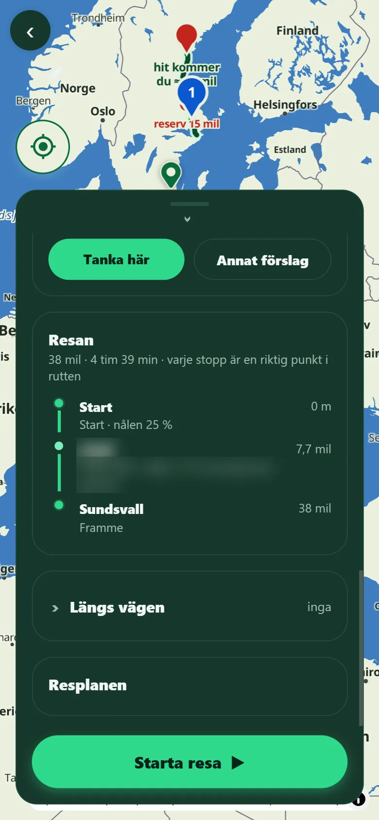 Skärmbild: tidslinjen Resan — Start med nålen 25 %, ett tankstopp efter 7,7 mil och Sundsvall framme efter 38 mil. Stationens namn är suddat i bilden.
